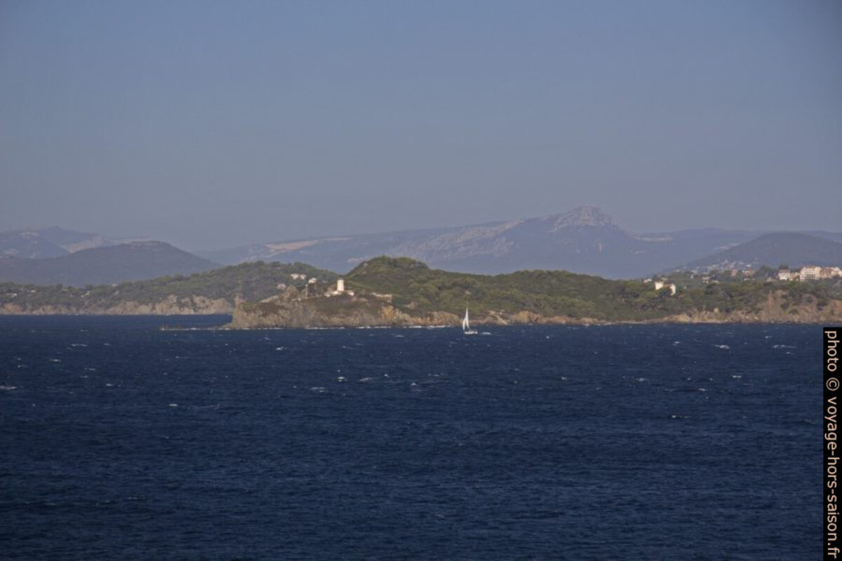 Côte de Giens et le Phare de l'Ile du Grand Ribaud. Photo © André M. Winter