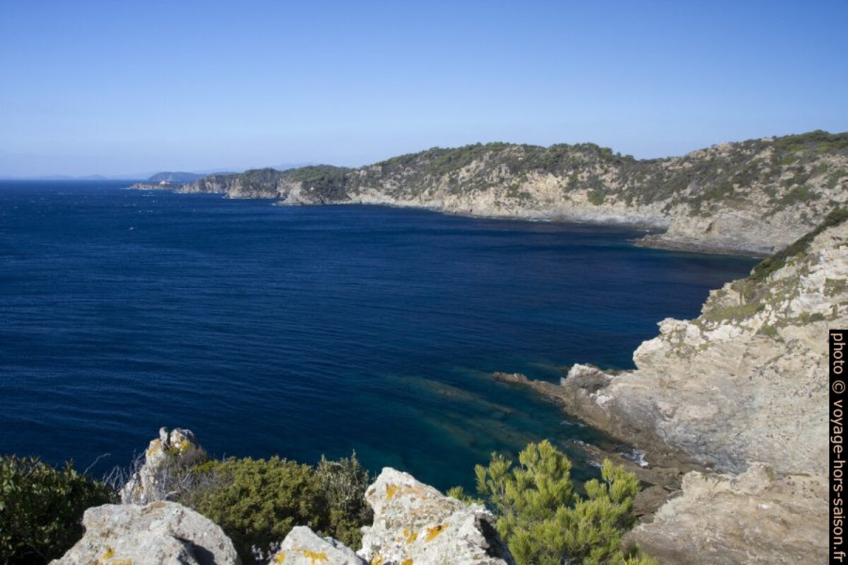 Côte sud-ouest de Porquerolles vu du Rocher de la Croix. Photo © Alex Medwedeff
