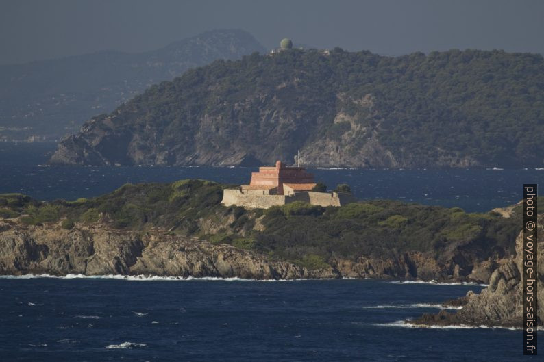 Vue retour vers le Fort du Langoustier. Photo © André M. Winter