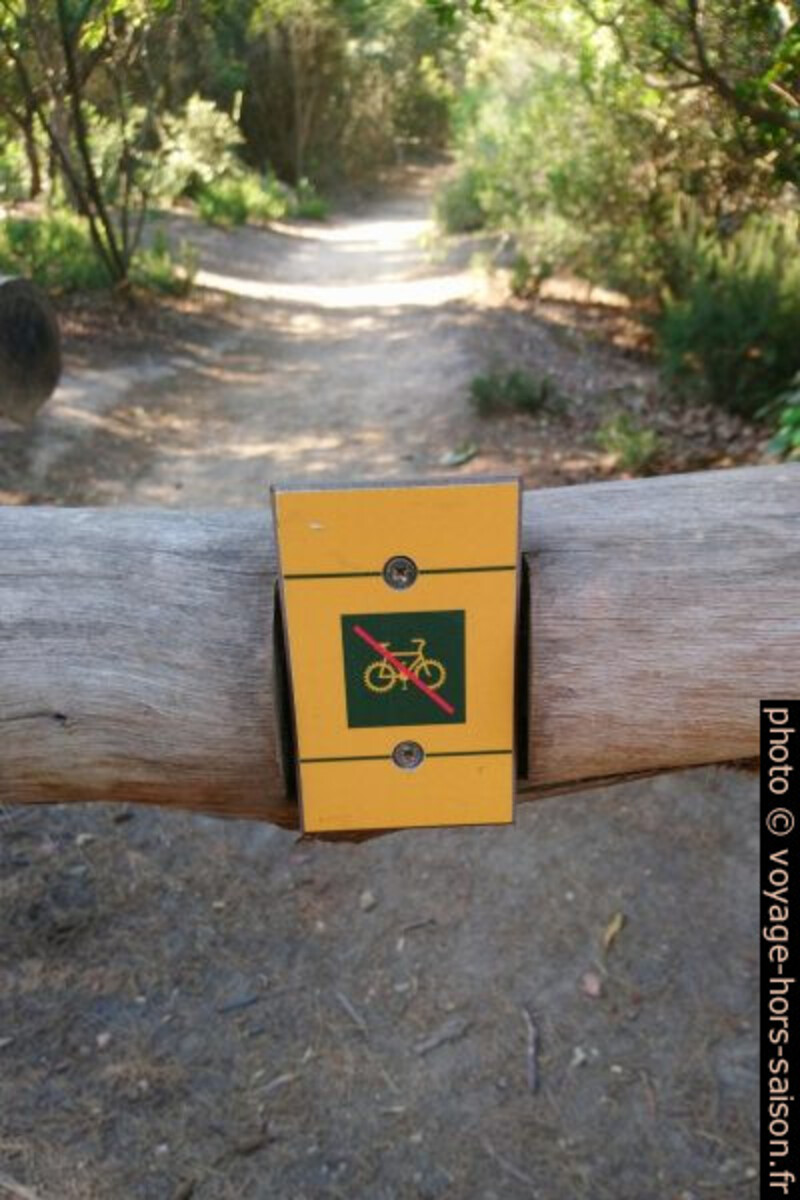 Sentier interdit au VTT sur Porquerolles. Photo © André M. Winter