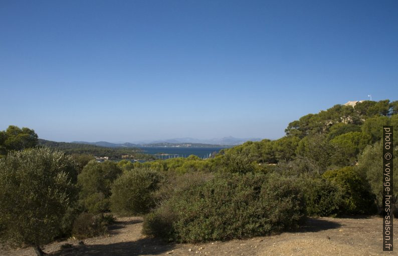 La Rade de Porquerolles vue Moulin du Bonheur. Photo © Alex Medwedeff