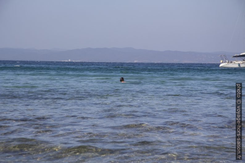 Alex nage à la Plage de Notre-Dame fin octobre. Photo © André M. Winter