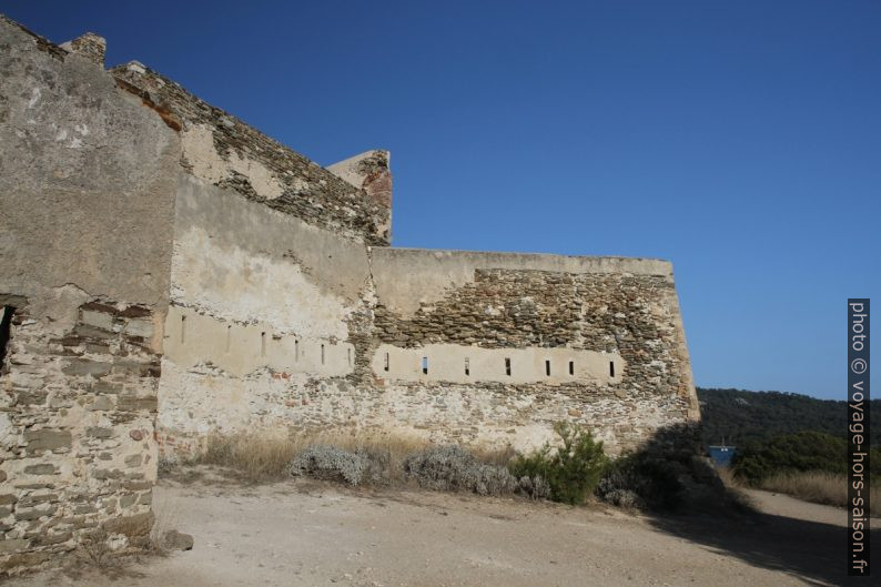 Mur extérieur du Fort de la Pointe de l'Alycastre. Photo © Alex Medwedeff