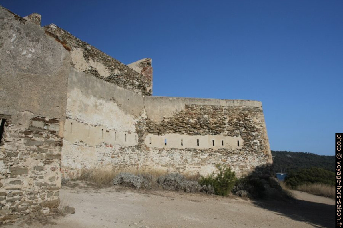 Mur extérieur du Fort de la Pointe de l'Alycastre. Photo © Alex Medwedeff