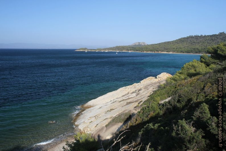 Baie de l'Alycastre et le Cap des Mèdes. Photo © Alex Medwedeff