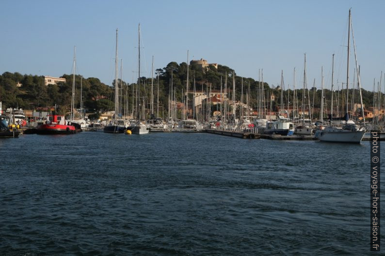 Port et château-fort de Porquerolles. Photo © Alex Medwedeff