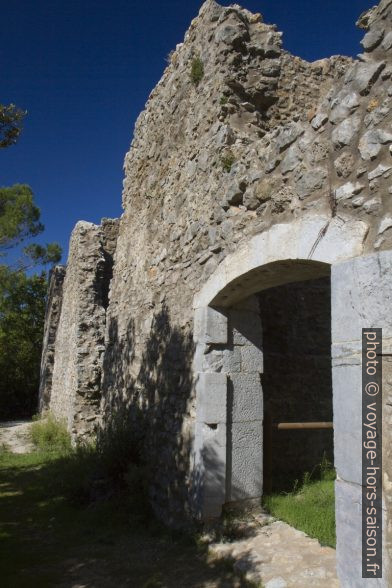 Face sud des ruines des écuries du château. Photo © Alex Medwedeff