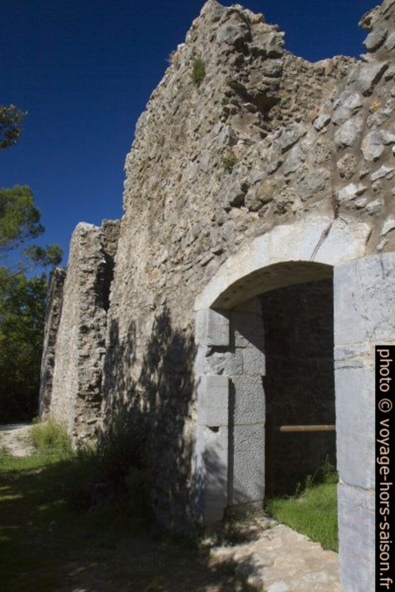 Face sud des ruines des écuries du château. Photo © Alex Medwedeff