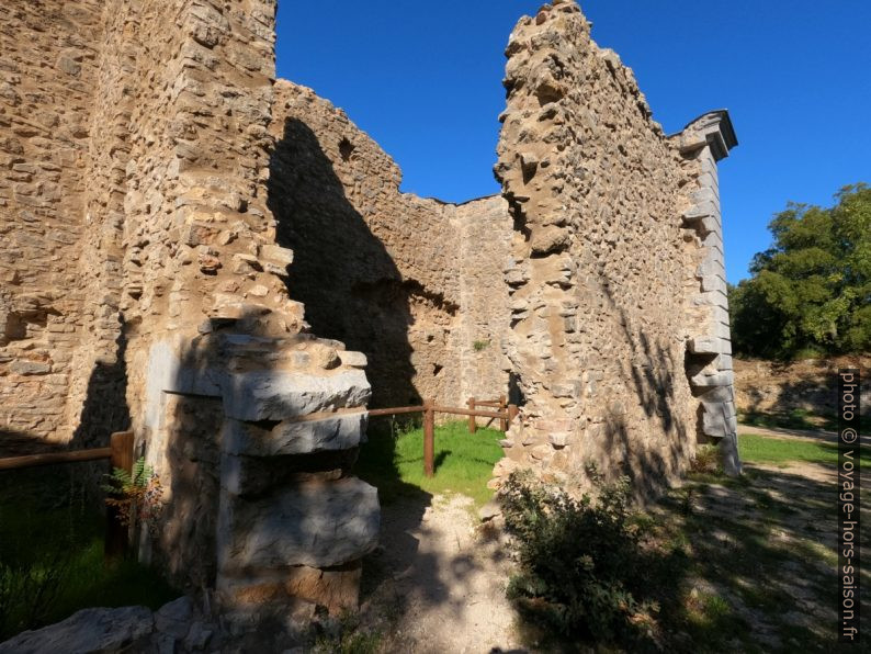 Face est des ruines des écuries du château. Photo © André M. Winter