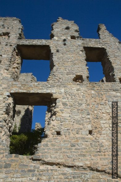 Face sud du Château de Valbelle. Photo © Alex Medwedeff