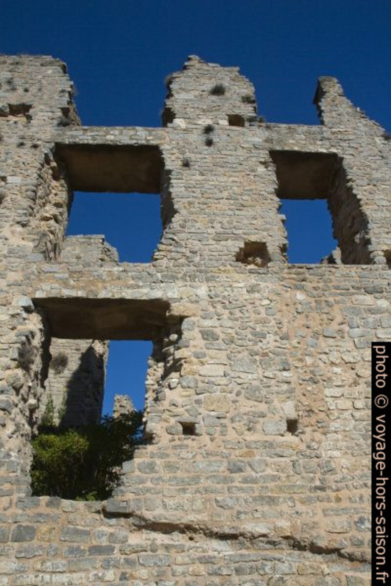Face sud du Château de Valbelle. Photo © Alex Medwedeff