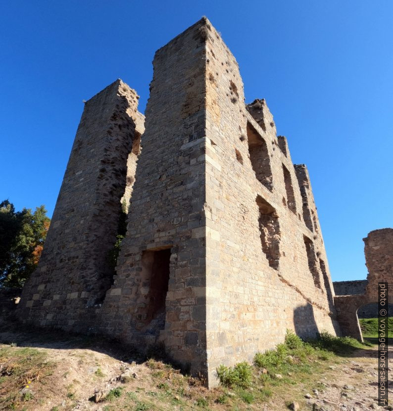 Ruine du Château de Valbelle. Photo © André M. Winter