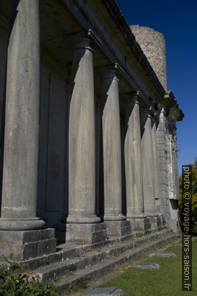 Colonnade du Château de Tourves. Photo © Alex Medwedeff