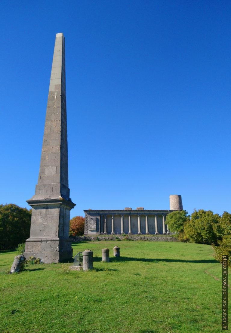 Colonnade et copie de l'Obélisque de Sextius. Photo © André M. Winter