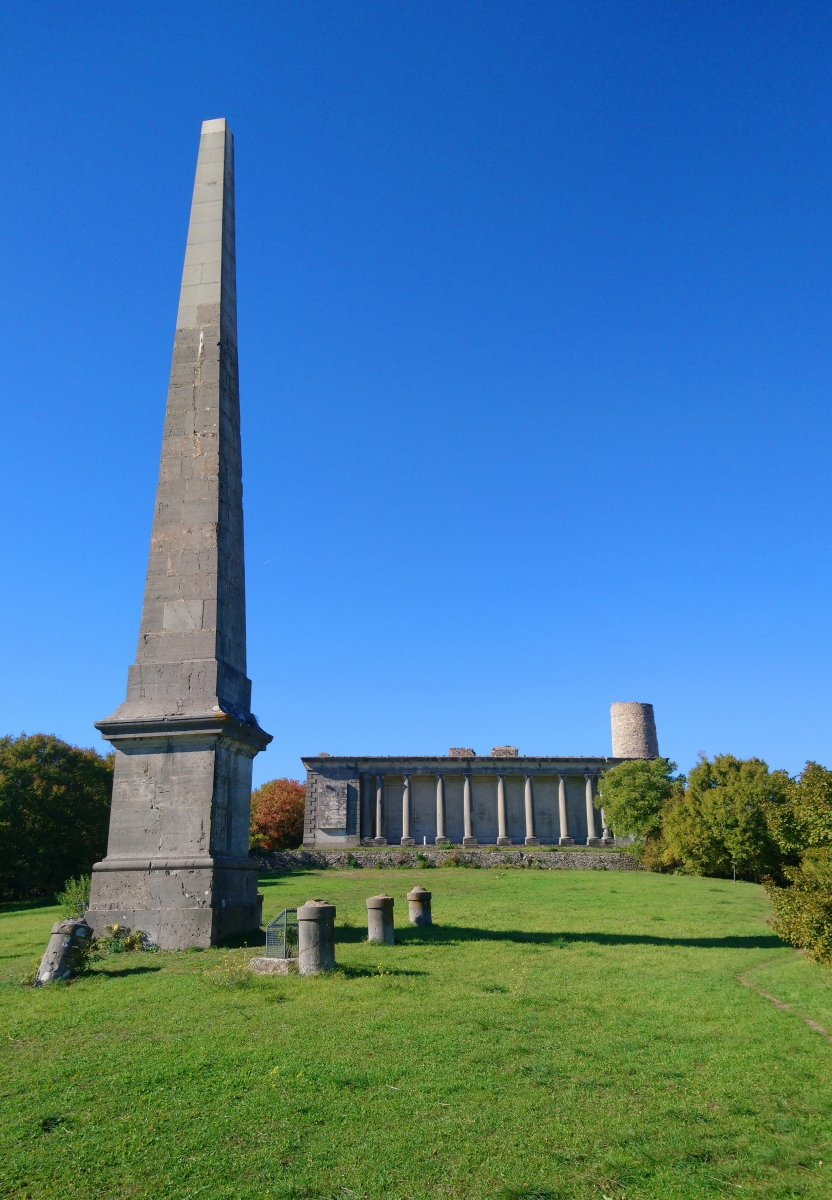 Colonnade et copie de l'Obélisque de Sextius. Photo © André M. Winter
