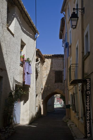 Passage voûté dans le centre de Tourves. Photo © Alex Medwedeff