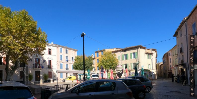 Place de l'Hôtel de Ville de Tourves. Photo © André M. Winter