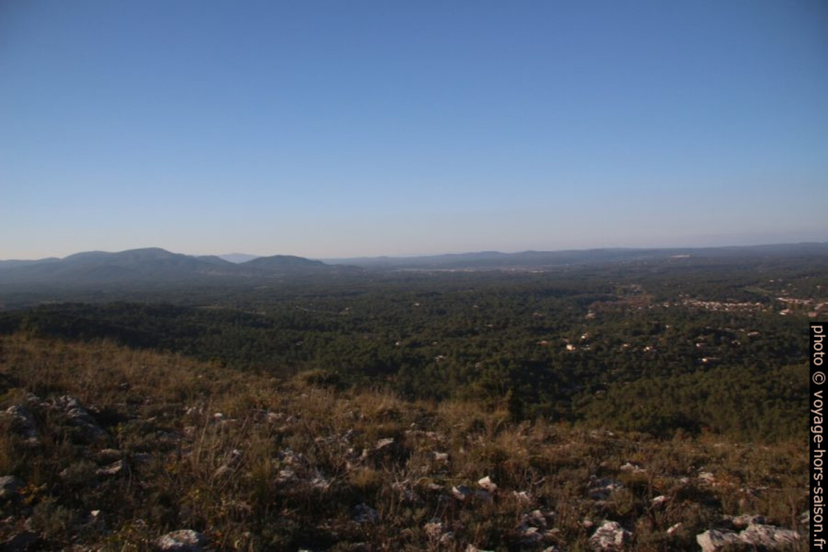Vue vers St.-Maximin-la-Ste.-Baume. Photo © André M. Winter