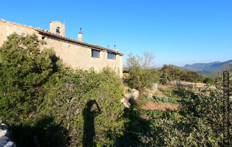 La maison attenante à la Chapelle St. Probace et le potager. Photo © André M. Winter