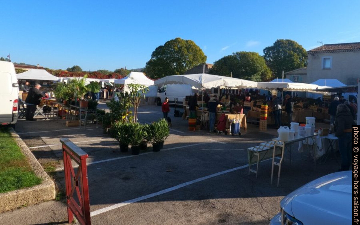 Le marché de Garéoult sur la place du Général de Gaulle. Photo © André M. Winter