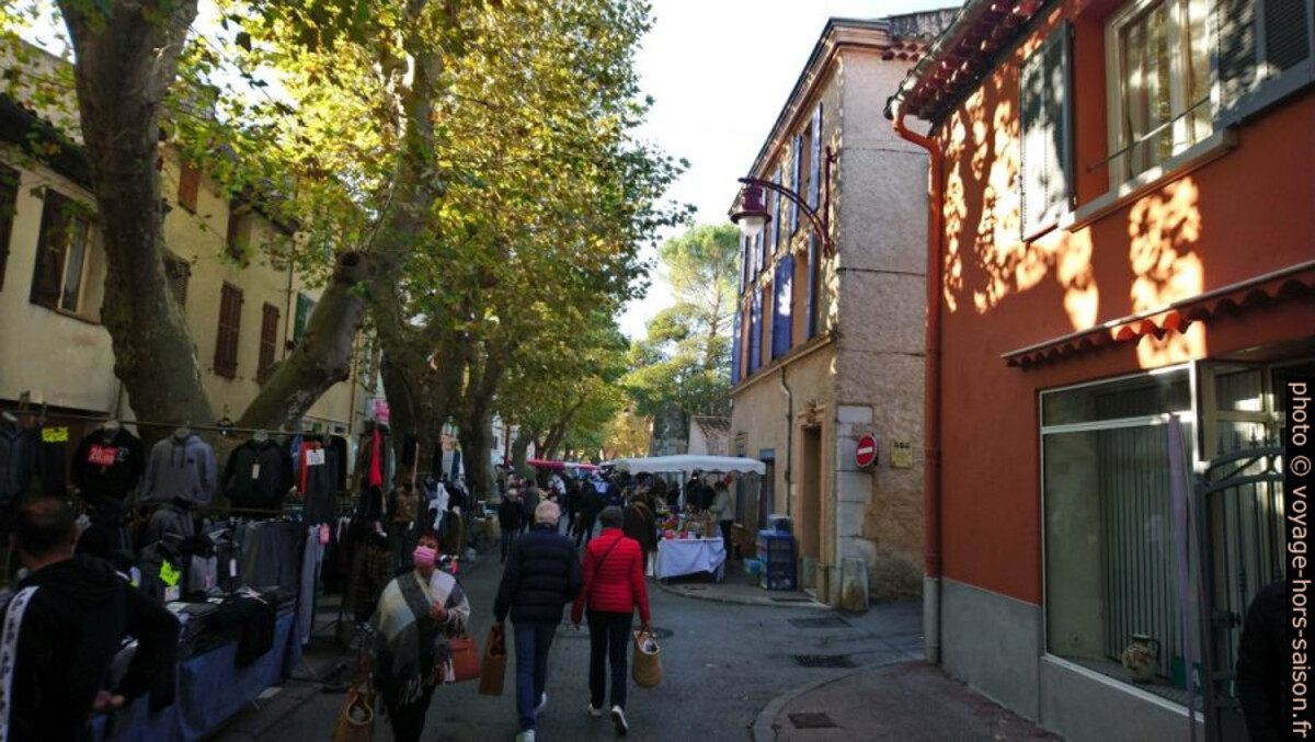 Le marché de Garéoult dans le boulevard Capitaine Jean Audibert. Photo © André M. Winter