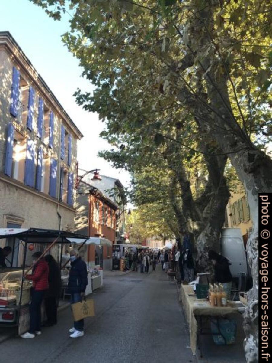 Le marché de Garéoult dans le boulevard Capitaine Jean Audibert. Photo © Alex Medwedeff
