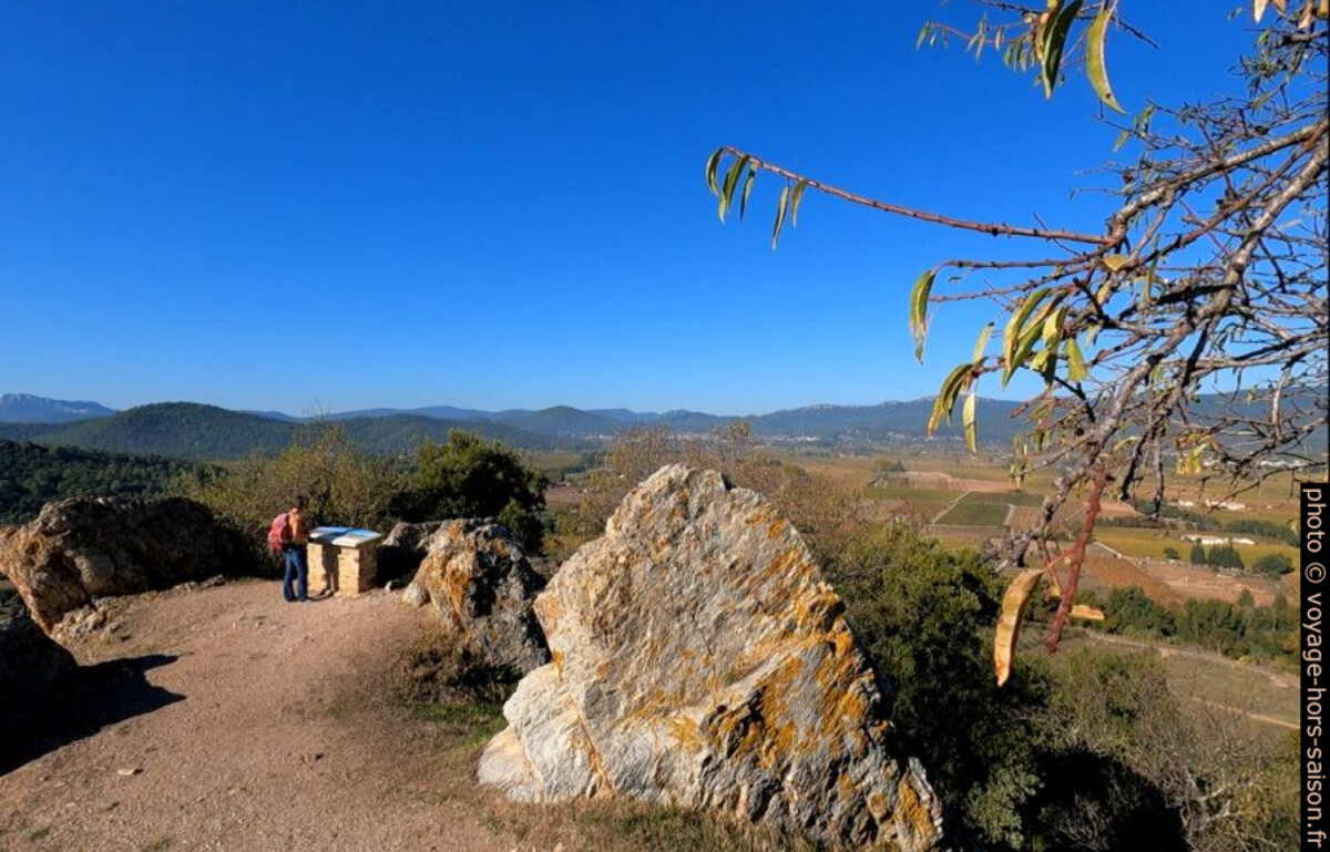 La table d'orientation sur la colline de Pierrefeu. Photo © André M. Winter