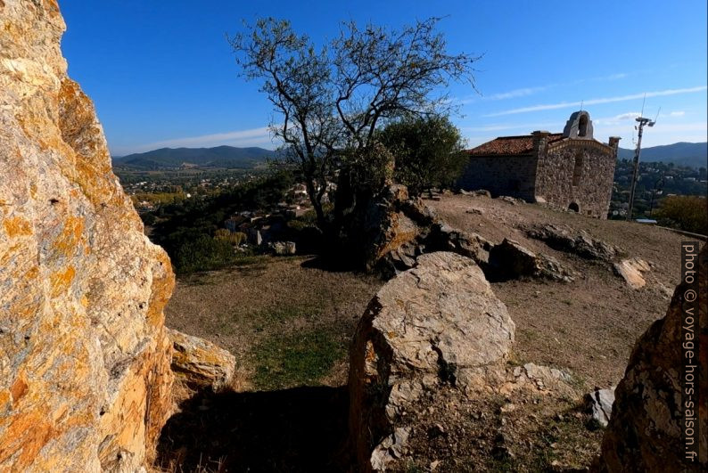 Les rochers de la colline et la Chapelle Ste.-Croix. Photo © André M. Winter