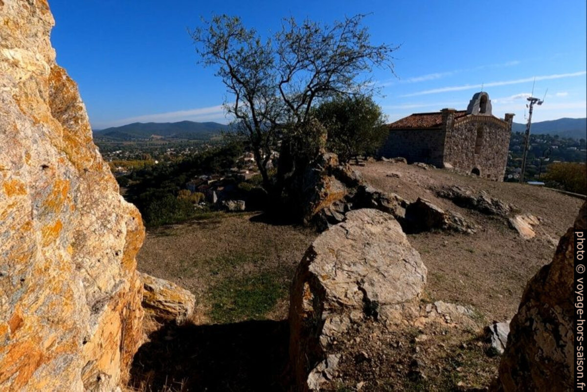 Les rochers de la colline et la Chapelle Ste.-Croix. Photo © André M. Winter