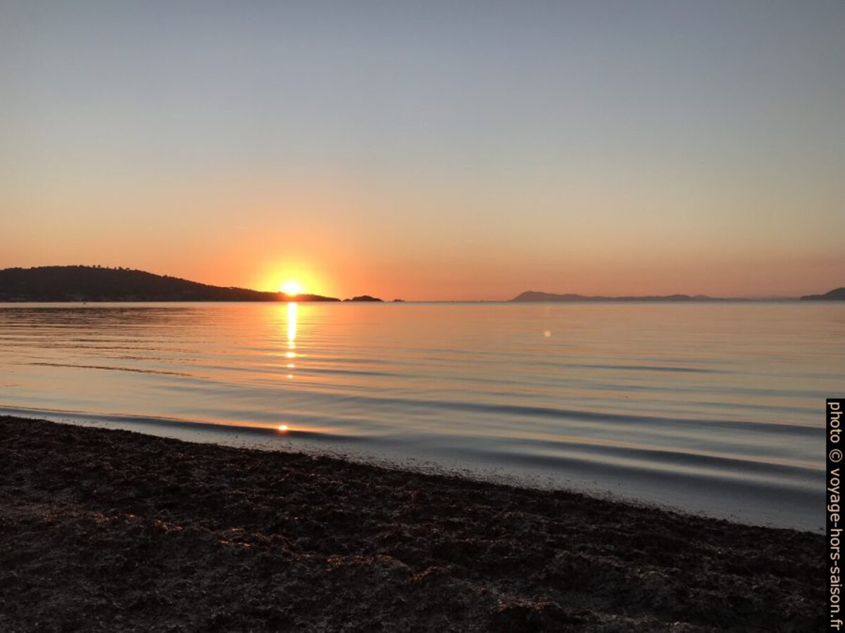 Coucher de soleil à la Plage des Estagnets. Photo © Alex Medwedeff