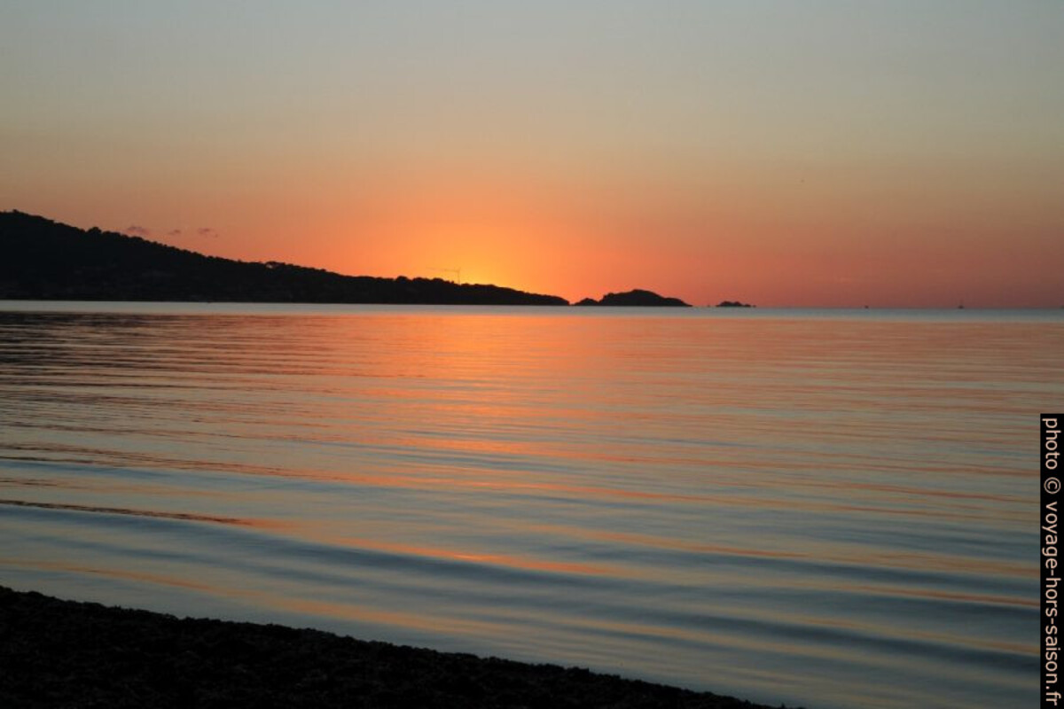 Coucher de soleil à la Plage des Estagnets. Photo © Alex Medwedeff
