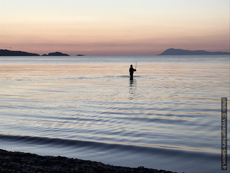 Un pêcheur à la Plage des Estagnets. Photo © Alex Medwedeff