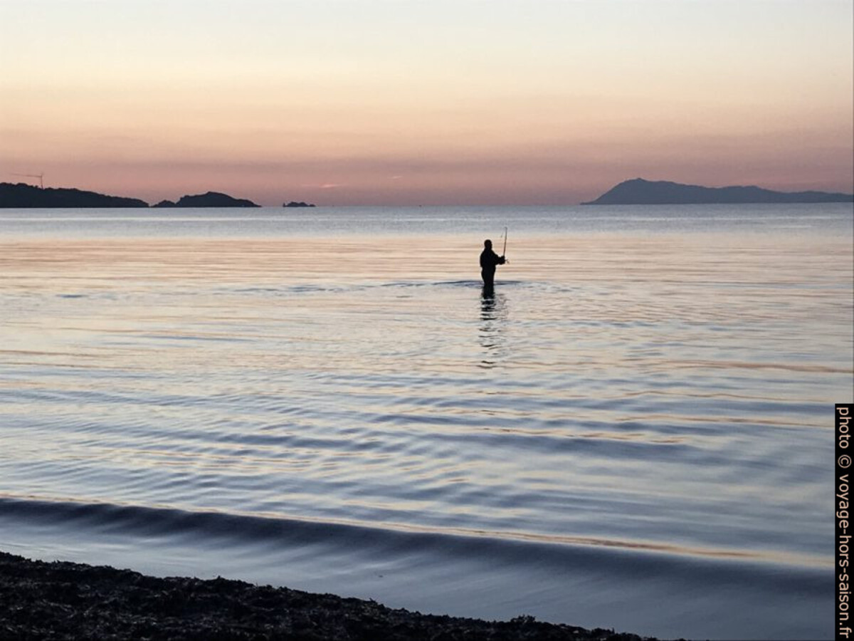 Un pêcheur à la Plage des Estagnets. Photo © Alex Medwedeff