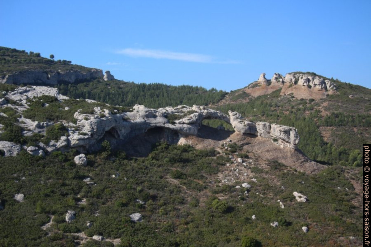 L'arche rocheuse au sud de la Dent du Chat et le Bau Rous au fond. Photo © André M. Winter