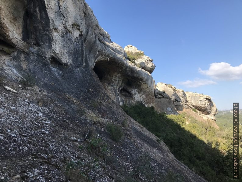 À l'est sous la barre rocheuse. Photo © Alex Medwedeff