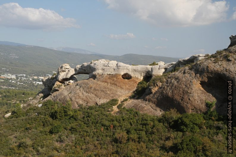 L'arche rocheuse de la barre de Terrevaine. Photo © Alex Medwedeff