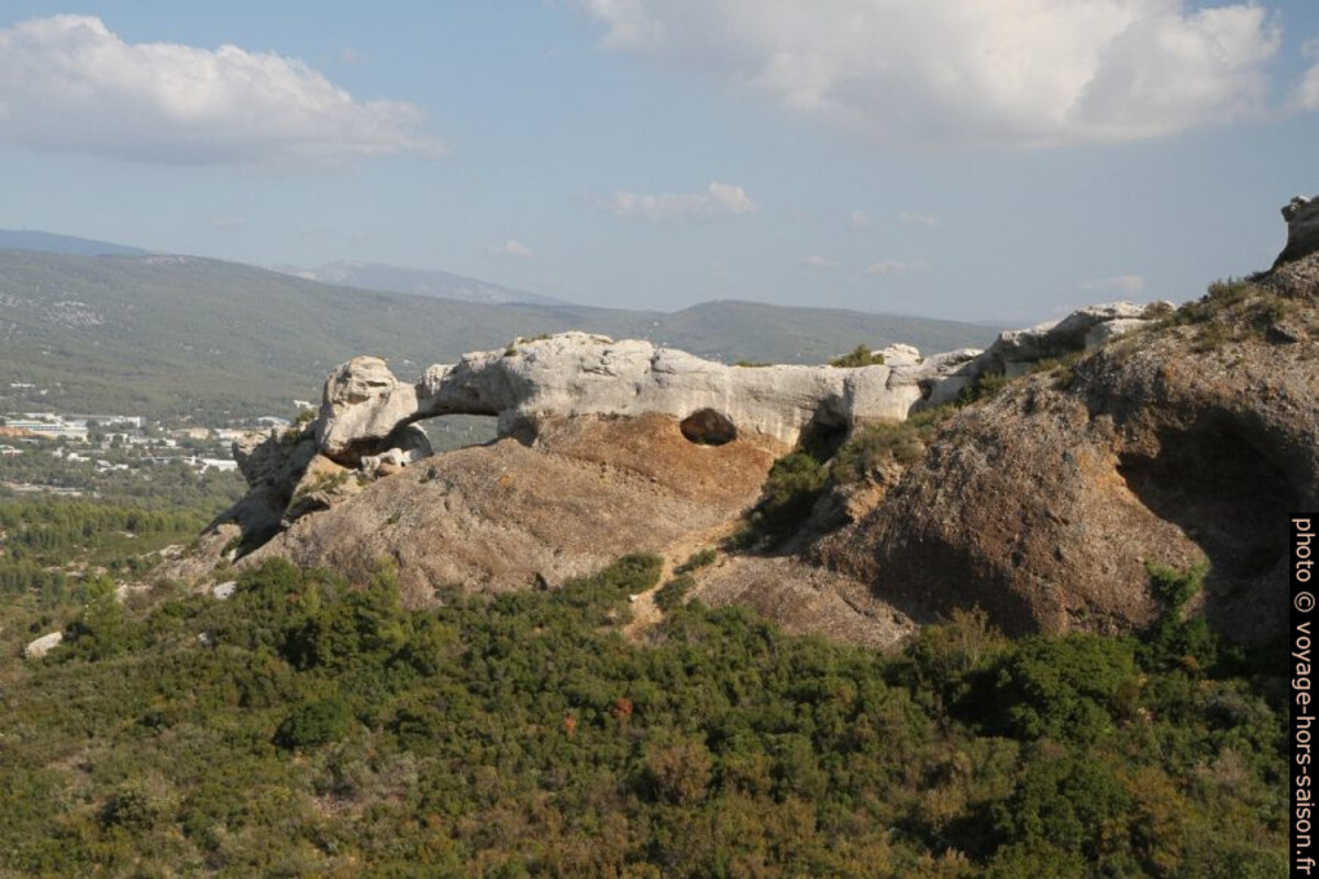 L'arche rocheuse de la barre de Terrevaine. Photo © Alex Medwedeff
