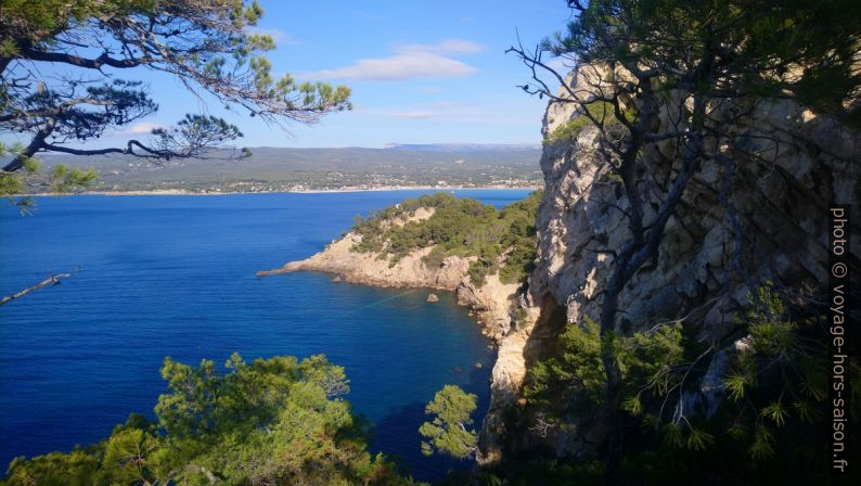 Calanque au sud de la Pointe Grenier. Photo © André M. Winter