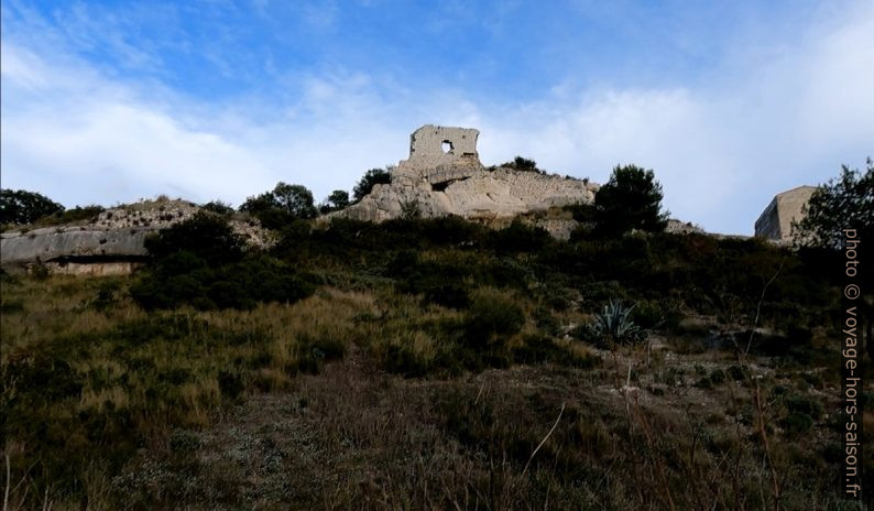 Ruines du château de Gignac. Photo © André M. Winter