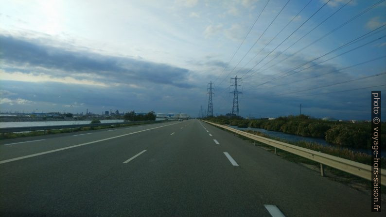 La route P545 vers la zone industrielle de Fos-sur-Mer. Photo © André M. Winter