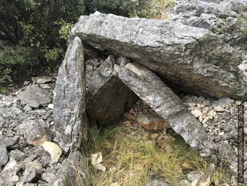 Dolmen au sud de l'Aven de la Dame. Photo © Alex Medwedeff