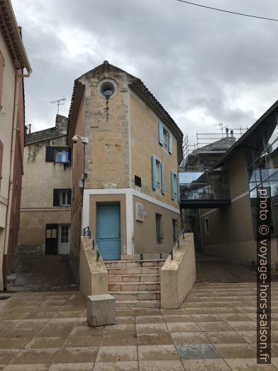 Maison étroite dans le centre d'Istres. Photo © André M. Winter