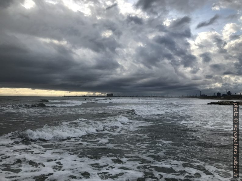 Temps gris sur Fos-sur-Mer. Photo © Alex Medwedeff