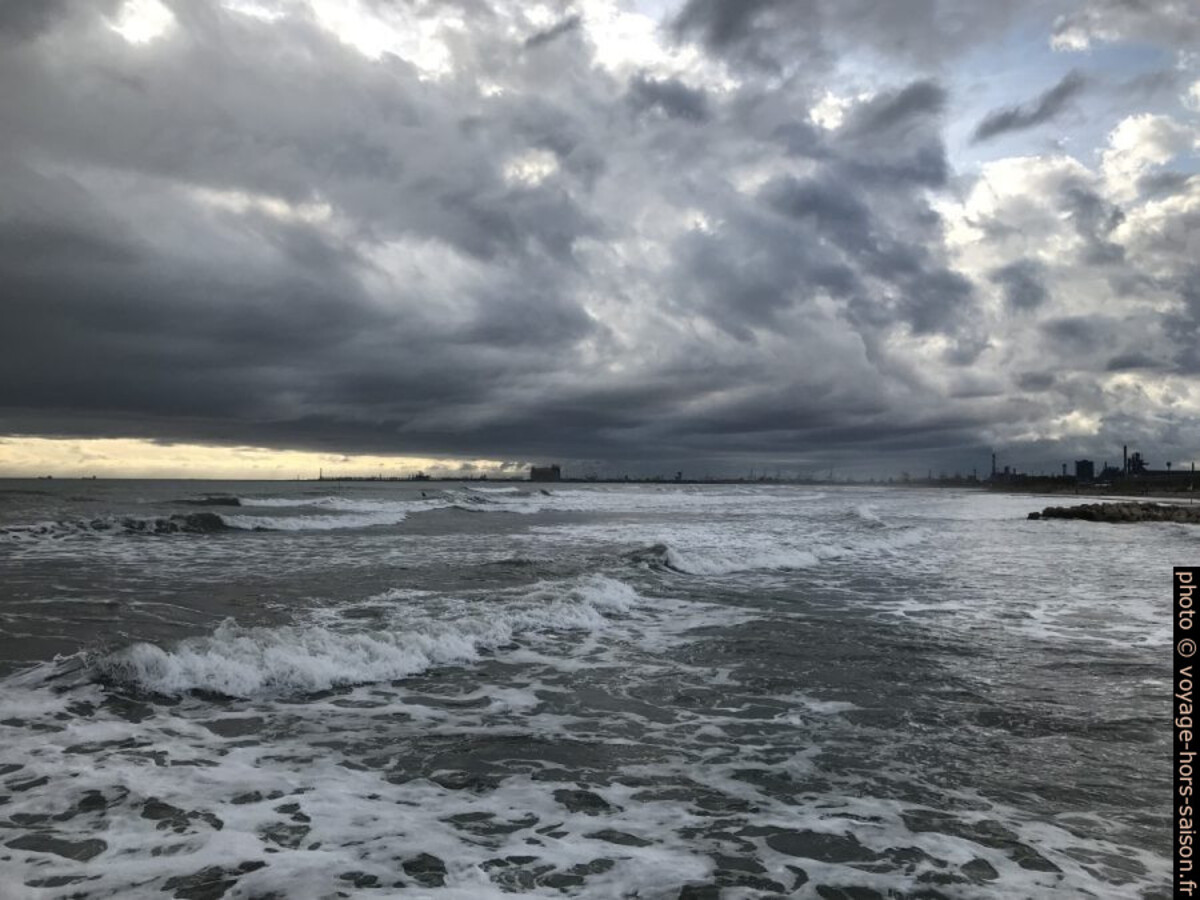 Temps gris sur Fos-sur-Mer. Photo © Alex Medwedeff