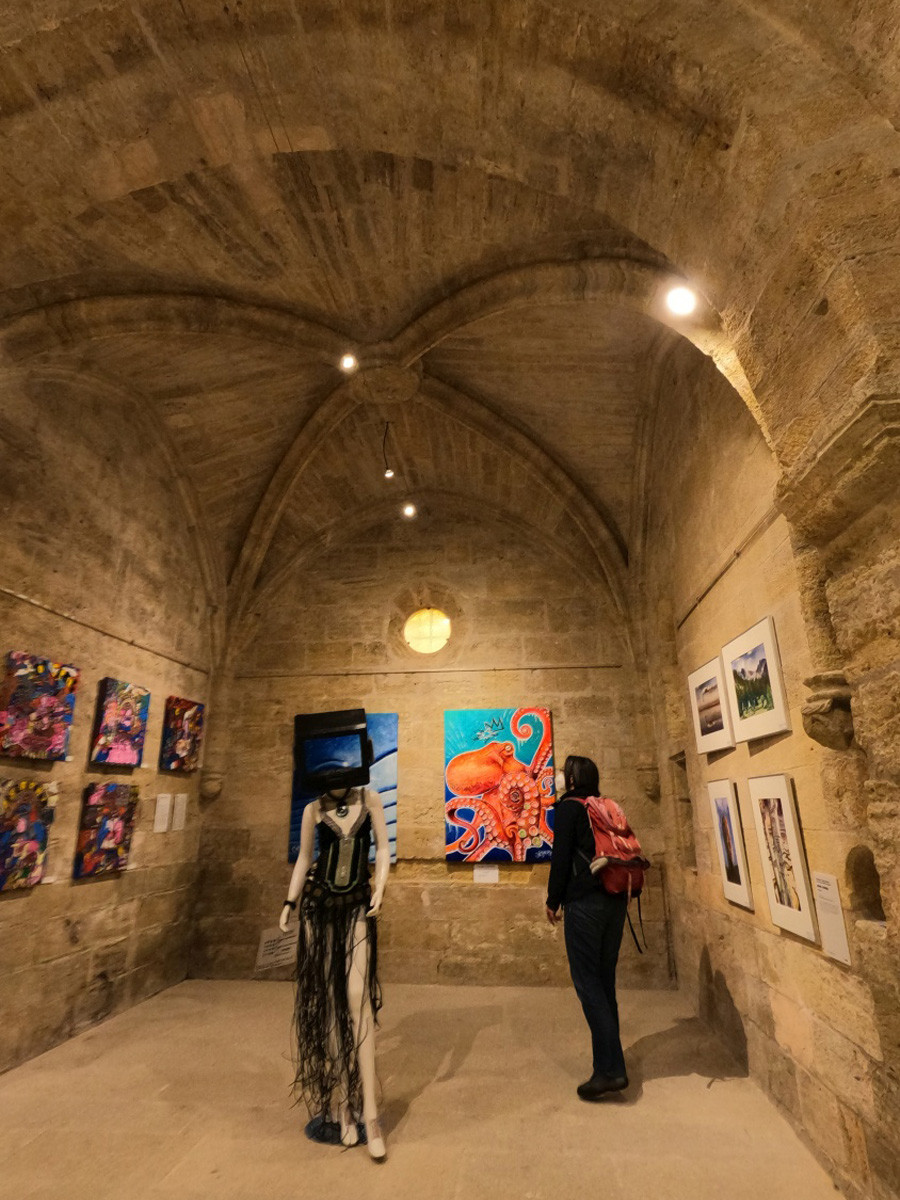 Exposition d'art dans la Chapelle Saint Sulpice. Photo © André M. Winter