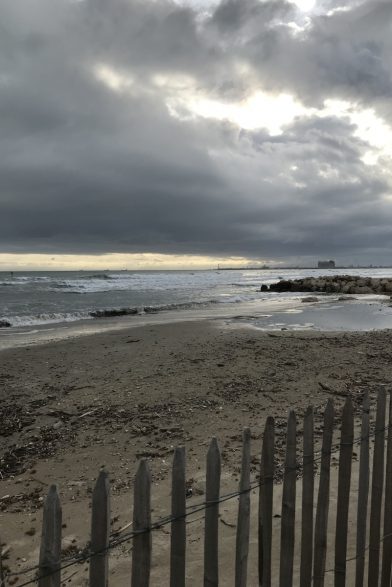 Temps gris sur la Plage du Cavaou. Photo © Alex Medwedeff