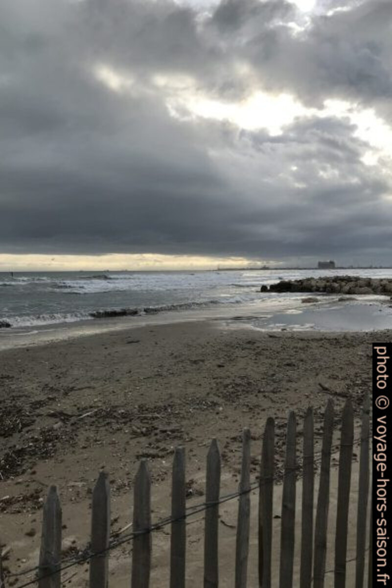 Temps gris sur la Plage du Cavaou. Photo © Alex Medwedeff
