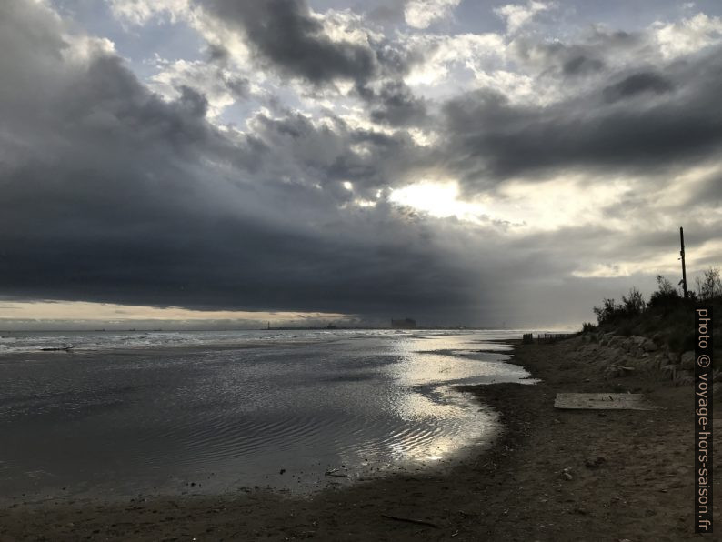 Temps gris sur la Plage du Cavaou. Photo © Alex Medwedeff