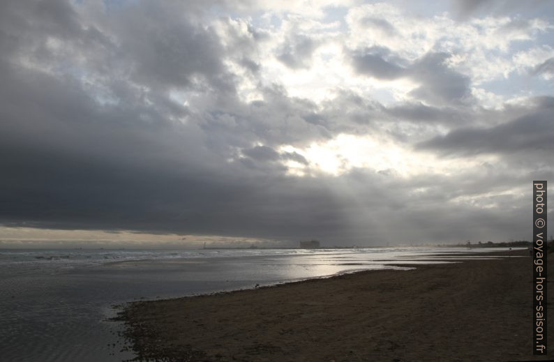 Temps gris sur la Plage du Cavaou. Photo © Alex Medwedeff