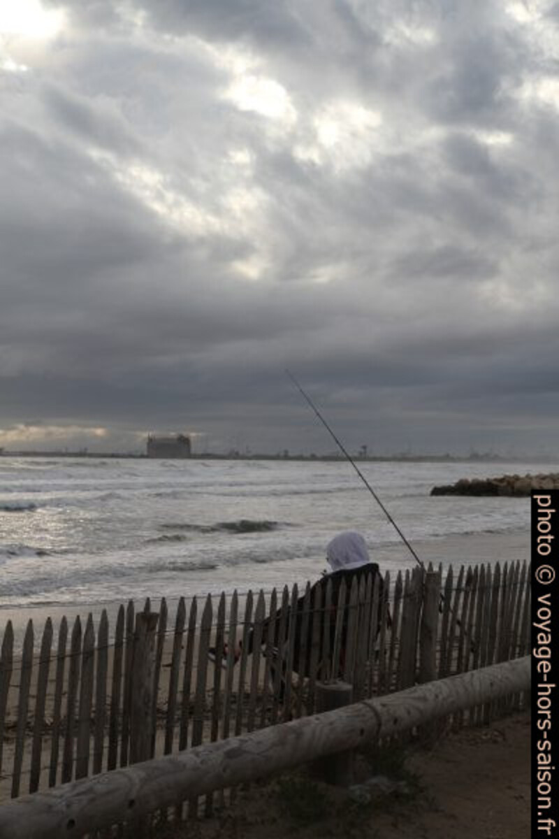 Un pêcheur par temps gris sur la Plage du Cavaou. Photo © Alex Medwedeff